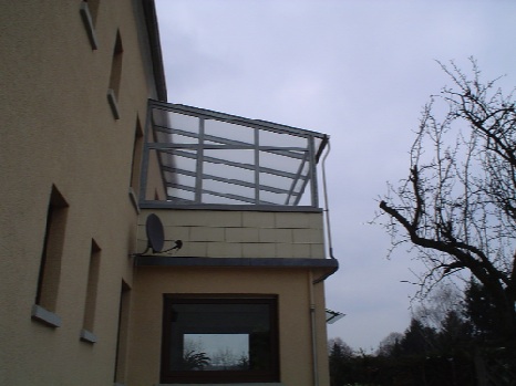 Balkonüberdachung mit Seitenteil als Wetterschutz